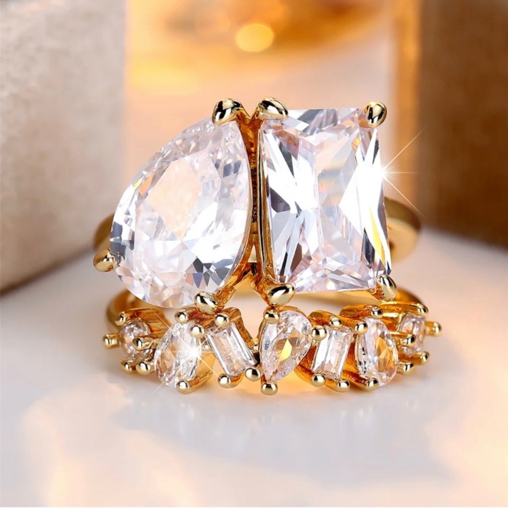 10k Gold Radiant & Pear Cut Diamond TOI et MOI Ring Baguette Diamond Band